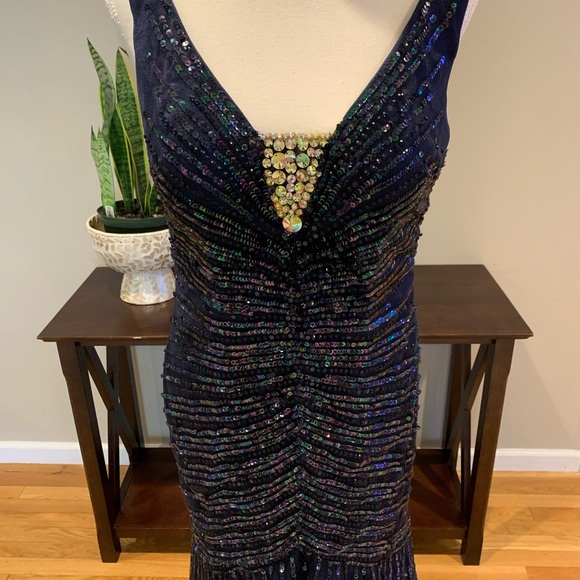 Evening dress with sequins and beading - Picture 7 of 8